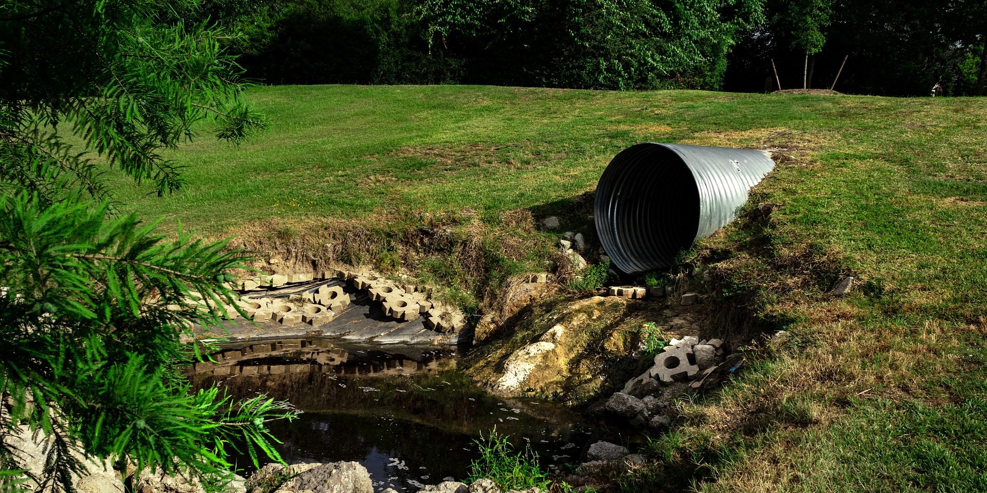 sewage-pipe-polluted-water-g2ff0311bf_1920